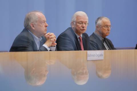 Staatssekretär a. D. Klaus-Peter Schmidt-Deguelle, Ministerpräsident a. D. Roland Koch, Bundesminister a. D. Hans Eichel, Deutschland, Berlin, Bundespressekonferenz, Thema: Bilanz des Europa-Aufrufes, 27.11.2018