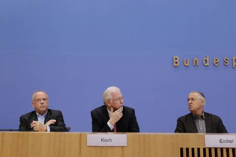 Staatssekretär a. D. Klaus-Peter Schmidt-Deguelle, Ministerpräsident a. D. Roland Koch, Bundesminister a. D. Hans Eichel, Deutschland, Berlin, Bundespressekonferenz, Thema: Bilanz des Europa-Aufrufes, 27.11.2018