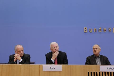 Staatssekretär a. D. Klaus-Peter Schmidt-Deguelle, Ministerpräsident a. D. Roland Koch, Bundesminister a. D. Hans Eichel, Deutschland, Berlin, Bundespressekonferenz, Thema: Bilanz des Europa-Aufrufes, 27.11.2018