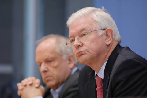 Staatssekretär a. D. Klaus-Peter Schmidt-Deguelle, Ministerpräsident a. D. Roland Koch, Deutschland, Berlin, Bundespressekonferenz, Thema: Bilanz des Europa-Aufrufes, 27.11.2018