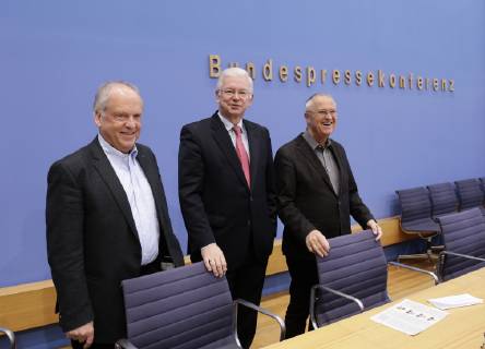 Staatssekretär a. D. Klaus-Peter Schmidt-Deguelle, Ministerpräsident a. D. Roland Koch, Bundesminister a. D. Hans Eichel, Deutschland, Berlin, Bundespressekonferenz, Thema: Bilanz des Europa-Aufrufes, 27.11.2018