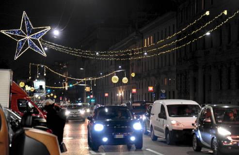 Illuminations and traffic in Corso Buenos Aires (Maurizio Maule, Milan - 2018-11-27) p.s. la foto e utilizzabile nel rispetto del contesto in cui e stata scattata, e senza intento diffamatorio del decoro delle persone rappresentate  Copyright: xMaurizioxMaulex xIPAx xFOTOGRAMMAx