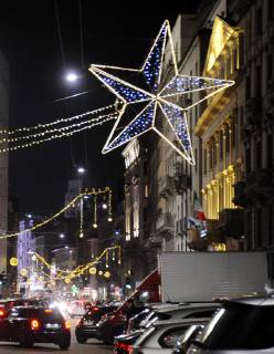 Illuminations and traffic in Corso Buenos Aires (Maurizio Maule, Milan - 2018-11-27) p.s. la foto e utilizzabile nel rispetto del contesto in cui e stata scattata, e senza intento diffamatorio del decoro delle persone rappresentate  Copyright: xMaurizioxMaulex xIPAx xFOTOGRAMMAx