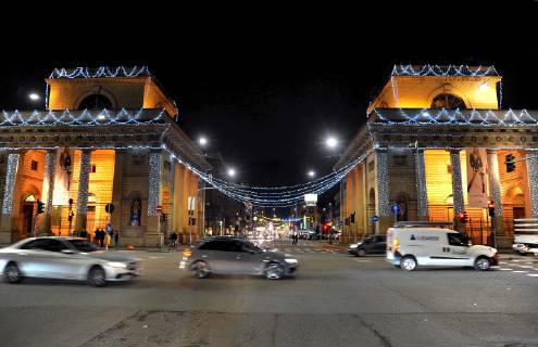 Illuminations and traffic in Corso Buenos Aires (Maurizio Maule, Milan - 2018-11-27) p.s. la foto e utilizzabile nel rispetto del contesto in cui e stata scattata, e senza intento diffamatorio del decoro delle persone rappresentate  Copyright: xMaurizioxMaulex xIPAx xFOTOGRAMMAx