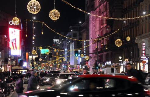 Illuminations and traffic in Corso Buenos Aires (Maurizio Maule, Milan - 2018-11-27) p.s. la foto e utilizzabile nel rispetto del contesto in cui e stata scattata, e senza intento diffamatorio del decoro delle persone rappresentate  Copyright: xMaurizioxMaulex xIPAx xFOTOGRAMMAx