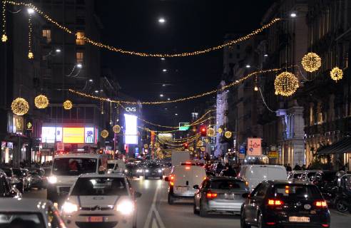 Illuminations and traffic in Corso Buenos Aires (Maurizio Maule, Milan - 2018-11-27) p.s. la foto e utilizzabile nel rispetto del contesto in cui e stata scattata, e senza intento diffamatorio del decoro delle persone rappresentate  Copyright: xMaurizioxMaulex xIPAx xFOTOGRAMMAx