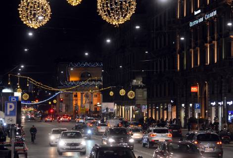 Illuminations and traffic in Corso Buenos Aires (Maurizio Maule, Milan - 2018-11-27) p.s. la foto e utilizzabile nel rispetto del contesto in cui e stata scattata, e senza intento diffamatorio del decoro delle persone rappresentate  Copyright: xMaurizioxMaulex xIPAx xFOTOGRAMMAx