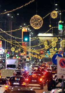 Illuminations and traffic in Corso Buenos Aires (Maurizio Maule, Milan - 2018-11-27) p.s. la foto e utilizzabile nel rispetto del contesto in cui e stata scattata, e senza intento diffamatorio del decoro delle persone rappresentate  Copyright: xMaurizioxMaulex xIPAx xFOTOGRAMMAx