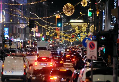 Illuminations and traffic in Corso Buenos Aires (Maurizio Maule, Milan - 2018-11-27) p.s. la foto e utilizzabile nel rispetto del contesto in cui e stata scattata, e senza intento diffamatorio del decoro delle persone rappresentate  Copyright: xMaurizioxMaulex xIPAx xFOTOGRAMMAx
