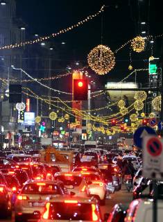 Illuminations and traffic in Corso Buenos Aires (Maurizio Maule, Milan - 2018-11-27) p.s. la foto e utilizzabile nel rispetto del contesto in cui e stata scattata, e senza intento diffamatorio del decoro delle persone rappresentate  Copyright: xMaurizioxMaulex xIPAx xFOTOGRAMMAx