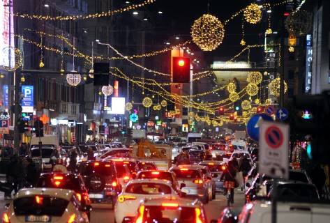 Illuminations and traffic in Corso Buenos Aires (Maurizio Maule, Milan - 2018-11-27) p.s. la foto e utilizzabile nel rispetto del contesto in cui e stata scattata, e senza intento diffamatorio del decoro delle persone rappresentate  Copyright: xMaurizioxMaulex xIPAx xFOTOGRAMMAx