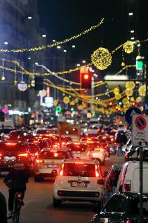 Illuminations and traffic in Corso Buenos Aires (Maurizio Maule, Milan - 2018-11-27) p.s. la foto e utilizzabile nel rispetto del contesto in cui e stata scattata, e senza intento diffamatorio del decoro delle persone rappresentate Copyright: xMaurizioxMaulex xIPAx xFOTOGRAMMAx