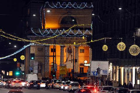 Illuminations and traffic in Corso Buenos Aires (Maurizio Maule, Milan - 2018-11-27) p.s. la foto e utilizzabile nel rispetto del contesto in cui e stata scattata, e senza intento diffamatorio del decoro delle persone rappresentate  Copyright: xMaurizioxMaulex xIPAx xFOTOGRAMMAx