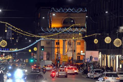 Illuminations and traffic in Corso Buenos Aires (Maurizio Maule, Milan - 2018-11-27) p.s. la foto e utilizzabile nel rispetto del contesto in cui e stata scattata, e senza intento diffamatorio del decoro delle persone rappresentate  Copyright: xMaurizioxMaulex xIPAx xFOTOGRAMMAx