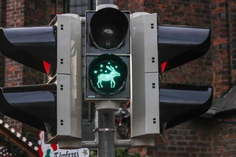 News Themen der Woche KW48 News Bilder des Tages Hannover, Weihnachtsmarkt die Fußgänger Ampeln zum Weihnachtsmarkt an der Marktkirche, haben dieses Jahr ein Rentier als Ampelmännchen für grün, .