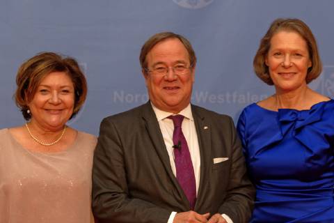 Verleihung des Staatspreises des Landes NRW 2018 an Bernhard Paul. Im Bild im Vorfeld der Preisverleihung der Ministerpräsident des Landes Nordrhein-Westfalen mit seiner Ehefrau Susanne Laschet und Christina Rau (rechts). Köln Nordrhein-Westfalen Deutschland