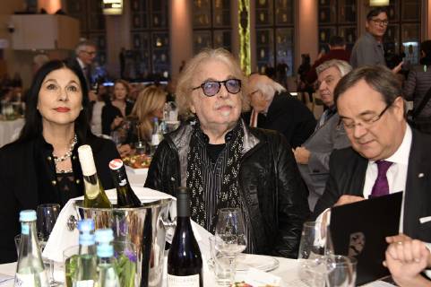 Bernhard Paul mit Ehefrau Eliana Larible und Armin Laschet bei der Verleihung des Staatspreises NRW im Gürzenich. Köln, 27.11.2018
