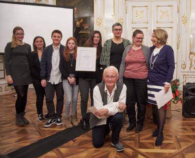 Preisträger Thilo Pohle (vorne) und seine Filmgruppe Rothenburg mit Ingrid Seinsch, Stiftung Erinnerung, Verleihung Marion-Samuel-Preis 2018 der Stiftung Erinnerung an die Dokumentarfilmgruppe Rothenburg ob der Tauber; Regierung von Schwaben, Rokoko-Saal, 29.11.2018, Verleihung Marion-Samuel-Preis 2018 der Stiftung Erinnerung an die Dokumentarfilmgruppe Rothenburg ob der Tauber