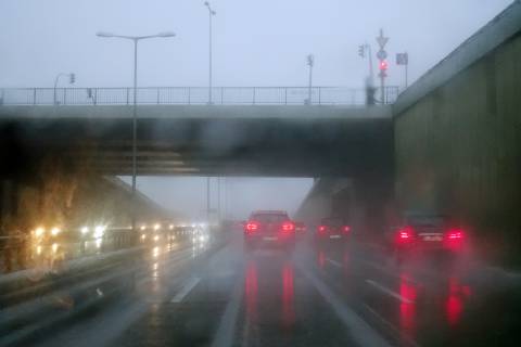 13.11.2018, Berlin, GER - Autos fahren bei Regen und Nebel auf der A100 in Richtung Sueden. (A 100, A100, Abstand, Alltag, Aquaplaning, aussen, Aussenaufnahme, Autobahn, Autofahrer, Automobile, Autos, Autoverkehr, BAB 100, beeintraechtigt, Beeintraechtigung, Berlin, Bremslichter, Bremsweg, Bundesautobahn, deutsch, Deutschland, diesig, Europa, europaeisch, Fahrbahn, fahren, fahrend, Fahrzeuge, gefaehrlich, Gefahr, Gesellschaft, Individualverkehr, Jahreszeit, Kfz, Kraftfahrzeuge, Licht, Meteorologie, Naesse, nass, Nebel, neblig, Niederschlag, Personenkraftwagen, PKW, QF, Querformat, Reflexion, Regen, regennass, Regentropfen, Regenwetter, regnerisch, Rutschgefahr, rutschig, Scheibenwischerausfall, Scheinwerfer, Scheinwerferlicht, schlechte Sicht, schlechtes Wetter, Schlechtwetter, sehen, Sicherheit, Sicherheitsabstand, Sicht, Sichtbehinderun