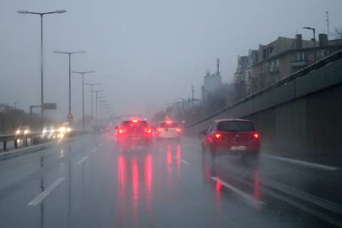 13.11.2018, Berlin, GER - Autos fahren bei Regen und Nebel auf der A103. (A 103, A103, Abstand, Alltag, Aquaplaning, aussen, Aussenaufnahme, Autobahn, Autofahrer, Automobile, Autos, Autoverkehr, BAB 103, beeintraechtigt, Beeintraechtigung, Berlin, Bremslichter, Bremsweg, Bundesautobahn, deutsch, Deutschland, diesig, Europa, europaeisch, Fahrbahn, fahren, fahrend, Fahrzeuge, gefaehrlich, Gefahr, Gesellschaft, Individualverkehr, Jahreszeit, Kfz, Kraftfahrzeuge, Licht, Meteorologie, Naesse, nass, Nebel, neblig, Niederschlag, Personenkraftwagen, PKW, QF, Querformat, Reflexion, Regen, regennass, Regentropfen, Regenwetter, regnerisch, Rutschgefahr, rutschig, Scheinwerfer, Scheinwerferlicht, schlechte Sicht, schlechtes Wetter, Schlechtwetter, sehen, Sicherheit, Sicherheitsabstand, Sicht, Sichtbehinderung, Sichtproblem, Sichtweite, spiegeln, Spie
