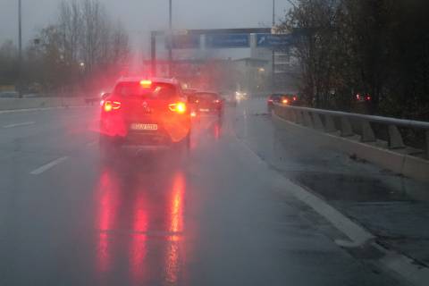 13.11.2018, Berlin, GER - Autos fahren bei Regen und Nebel auf der A103. (A 103, A103, Abstand, Alltag, Aquaplaning, aussen, Aussenaufnahme, Autobahn, Autofahrer, Automobile, Autos, Autoverkehr, BAB 103, beeintraechtigt, Beeintraechtigung, Berlin, Bremslichter, Bremsweg, Bundesautobahn, deutsch, Deutschland, diesig, Europa, europaeisch, Fahrbahn, fahren, fahrend, Fahrzeuge, gefaehrlich, Gefahr, Gesellschaft, Individualverkehr, Jahreszeit, Kfz, Kraftfahrzeuge, Licht, Meteorologie, Naesse, nass, Nebel, neblig, Niederschlag, Personenkraftwagen, PKW, QF, Querformat, Reflexion, Regen, regennass, Regentropfen, Regenwetter, regnerisch, Rutschgefahr, rutschig, Scheinwerfer, Scheinwerferlicht, schlechte Sicht, schlechtes Wetter, Schlechtwetter, sehen, Sicherheit, Sicherheitsabstand, Sicht, Sichtbehinderung, Sichtproblem, Sichtweite, spiegeln, Spie