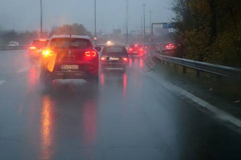 13.11.2018, Berlin, GER - Autos fahren bei Regen und Nebel auf der A103. (A 103, A103, Abstand, Alltag, Aquaplaning, aussen, Aussenaufnahme, Autobahn, Autofahrer, Automobile, Autos, Autoverkehr, BAB 103, beeintraechtigt, Beeintraechtigung, Berlin, blinken, Blinker, Bremslichter, Bremsweg, Bundesautobahn, deutsch, Deutschland, diesig, Europa, europaeisch, Fahrbahn, fahren, fahrend, Fahrzeuge, gefaehrlich, Gefahr, Gesellschaft, Individualverkehr, Jahreszeit, Kfz, Kraftfahrzeuge, Licht, Meteorologie, Naesse, nass, Nebel, neblig, Niederschlag, Personenkraftwagen, PKW, QF, Querformat, Reflexion, Regen, regennass, Regentropfen, Regenwetter, regnerisch, Rutschgefahr, rutschig, Scheinwerfer, Scheinwerferlicht, schlechte Sicht, schlechtes Wetter, Schlechtwetter, sehen, Sicherheit, Sicherheitsabstand, Sicht, Sichtbehinderung, Sichtproblem, Sichtwei