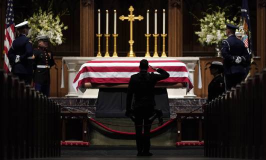 News Themen der Woche KW49 News Bilder des Tages People pay their respects as the flag-draped casket of former President George H.W. Bush lies in repose at St. Martin s Episcopal Church Wednesday,, December 5, 2018, at Ellington Field in Houston, Texas. Pool photo by David J. Phillip  WAX20181205622 DAVIDxJ.xPHILLIPS