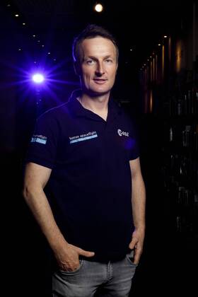 Dr. Matthias Maurer hält den Vortrag Space Talk - Raumfahrt heute und morgen beim Event Lichtjahre voraus in der Stadtbibliothek für das Deutsche Zentrum für Luft- und Raumfahrt (DLR) in der Kölner Zentralbibliothek. Köln, 03.12.2018