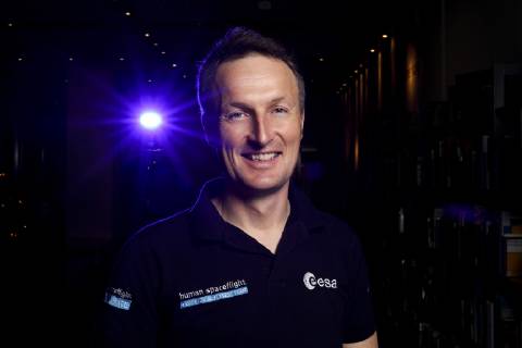 Dr. Matthias Maurer hält den Vortrag Space Talk - Raumfahrt heute und morgen beim Event Lichtjahre voraus in der Stadtbibliothek für das Deutsche Zentrum für Luft- und Raumfahrt (DLR) in der Kölner Zentralbibliothek. Köln, 03.12.2018