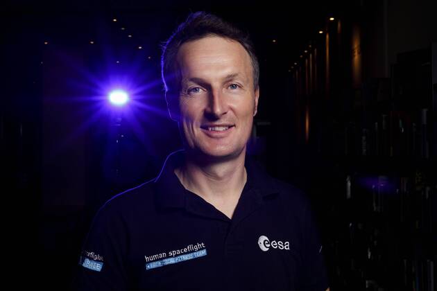 Dr. Matthias Maurer hält den Vortrag Space Talk - Raumfahrt heute und morgen beim Event Lichtjahre voraus in der Stadtbibliothek für das Deutsche Zentrum für Luft- und Raumfahrt (DLR) in der Kölner Zentralbibliothek. Köln, 03.12.2018