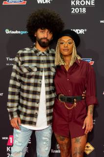 Bochum, Germany 06.12.2018, 1Live Krone 2018, Nura Habib Omer mit Begleitung auf dem Roten Teppich der 1Live Krone ( DeFodi001