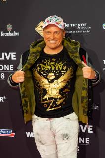 Bochum, Germany 06.12.2018, 1Live Krone 2018, Dennis aus Huerth, Martin Klempnow auf dem Roten Teppich der 1Live Krone ( DeFodi001