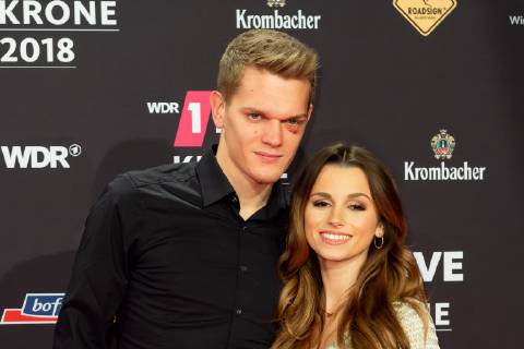 Entertainment Bilder des Tages Bochum, Germany 06.12.2018, 1Live Krone 2018, Matthias Ginter und Christina Ginter auf dem Roten Teppich der 1Live Krone ( DeFodi001