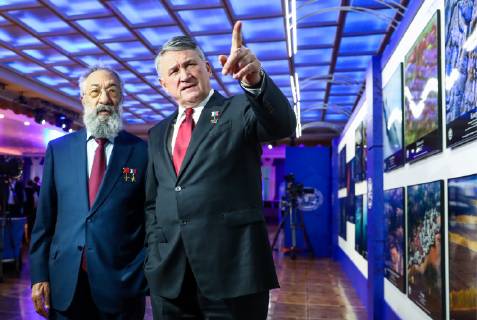 MOSCOW, RUSSIA - DECEMBER 7, 2018: The Special Representative of the President of Russia on International Cooperation in the Arctic and Antarctic Regions Artur Chilingarov (L), and the Deputy Chairman of the Federation Council of Russia Yuri Vorobyev at an exhibition of the winning entries of the Russian Geographical Society s The Most Beautiful Country photography competition at the State Kremlin Palace, the venue of the 2018 Russian Geographical Society Prize award ceremony. Anton Novoderezhkin TASS  TS09A48E