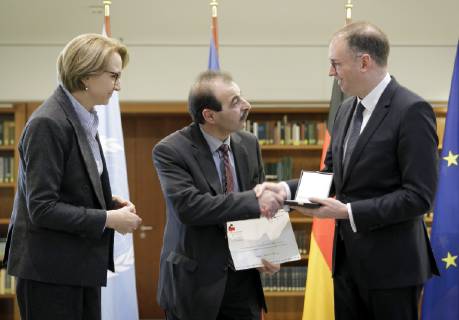 Verleihung des Deutsch-Franzoesischen Preises fuer Menschenrechte und Rechtsstaatlichkeit an den Syrer Anwar al-Bunni mit Niels Annen, Staatsminister im Auswaertigen Amt, und der franzoesischen Botschafterin Anne-Marie Decotes. Berlin, 10.12.2018, Berlin Deutschland