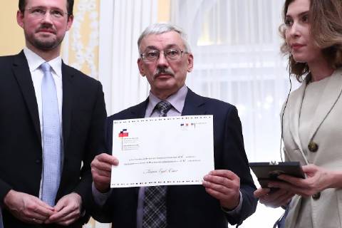 News Bilder des Tages MOSCOW, RUSSIA – DECEMBER 11, 2018: Dirk Wiese, Germany s Coordinator for Intersocietal Cooperation with Russia, Oleg Orlov, president of the Memorial human rights centre council, and Chechen journalist and human rights defender Milana Bakhayeva (L-R) at a ceremony to award human rights activist Oyub Titiyev the Franco-German Prize for Human Rights and the Rule of Law, at the residence of the German Ambassador to Moscow. As Oyub Titiyev, head of the Grozny office of the Memorial human rights centre, charged with possession of marijuana, has been under arrest since 11 January 2018, he could not attend the ceremony. Starting from 2016, France and Germany have been awarding the prize to committed human rights defenders. Stanislav Krasilnikov TASS TS09ADA5