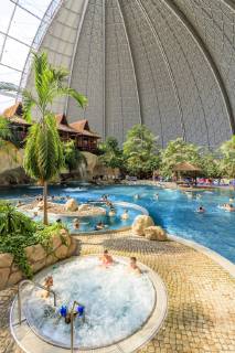 Tropical Islands wird verkauft DEU Brandenburg Brand - Briesen  Die Freizeiteinrichtung Tropical Islands in Brand (Dahme-Spreewald) soll soll im Februar kommenden Jahres an die spanische Unternehmensgruppe Parques Reunidos Group verkauft werden. Bisheriger Eigentümer ist der Mischkonzern Tanjong aus Malaysia. Laut dem Wirtschafts-Blog der spanischen Nachrichtenagentur Efe beträgt der Kaufpreis 226 Millionen Euro. Die spanischen Gruppe betriebt weltweit 64 Parks von denen 30 in Europa liegen. Laut eigenen Angaben besuchten 2017 rund 1,1 Millionen Gäste die ehemalige Zeppelin-Montagehalle. Damit gilt das Tropical Islands als größte tropische Freizeitanlage in Europa. Im Dezember 2004 eröffnete der Freizeitpark vor den Toren Berlins in der ehemaligen Cargolifter-Werfthalle im Landkreis Dahme-Spreewald. Seitdem wurde er mehrmals erw