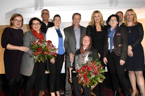Dorothee Erpenstein, Brigitte Schlögl, Peter Nagel, Judith Gerlach, Michael Roll, Karin Mergner, Veronica Ferres, Maria Stangassinger, Philipp Däuber und Barbara Radomski bei der Preiserleihung Drehort des Jahres 2018 im Gloria Palast. München, 13.12.2018