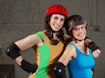  Pair of happy adult roller derby friends model released Symbolfoto  Copyright: xCreatistax Panthermedia12476176