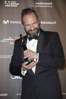 Ralph Fiennes, Gewinner beste europäische Leistung im Weltkino, bei der Verleihung des 31. Europäischen Filmpreises 2018 im Teatro de la Maestranza. Sevilla, 15.12.2018