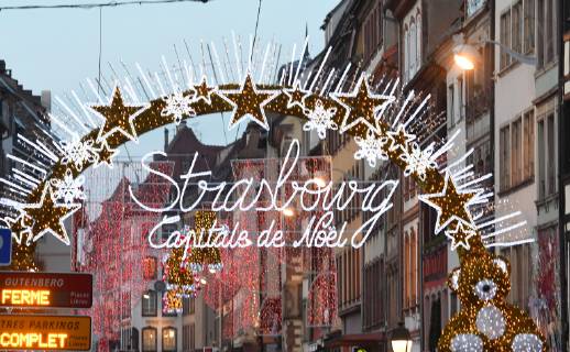 Strassburg- Weihnachtshauptstadt- steht in Leuchtscrift am Eingang zum Strassburger Weihnachtsmarkt . Die weihnachtliche Stimmung in Strassburg ist allerdings zerstoert nach dem Terroranschlag, bei dem der mutmassliche Attentaeter Cherif Chekatt, vier Menschen erschossen und zahlreiche weitere verletzt hat.