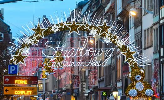 Strassburg- Weihnachtshauptstadt- steht in Leuchtscrift am Eingang zum Strassburger Weihnachtsmarkt . Die weihnachtliche Stimmung in Strassburg ist allerdings zerstoert nach dem Terroranschlag, bei dem der mutmassliche Attentaeter Cherif Chekatt, vier Menschen erschossen und zahlreiche weitere verletzt hat.