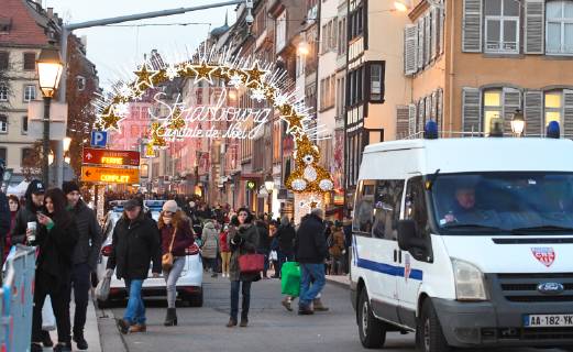 Strassburg- Weihnachtshauptstadt- steht in Leuchtscrift am Eingang zum Strassburger Weihnachtsmarkt . Die weihnachtliche Stimmung in Strassburg ist allerdings zerstoert nach dem Terroranschlag, bei dem der mutmassliche Attentaeter Cherif Chekatt, vier Menschen erschossen und zahlreiche weitere verletzt hat.