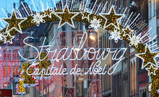 Strassburg- Weihnachtshauptstadt- steht in Leuchtscrift am Eingang zum Strassburger Weihnachtsmarkt . Die weihnachtliche Stimmung in Strassburg ist allerdings zerstoert nach dem Terroranschlag, bei dem der mutmassliche Attentaeter Cherif Chekatt, vier Menschen erschossen und zahlreiche weitere verletzt hat.