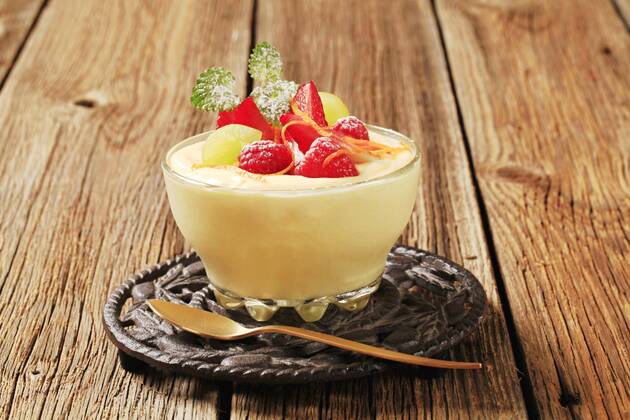  Bowl of creamy pudding with fresh fruit  Copyright: xAjafotox Panthermedia13590588