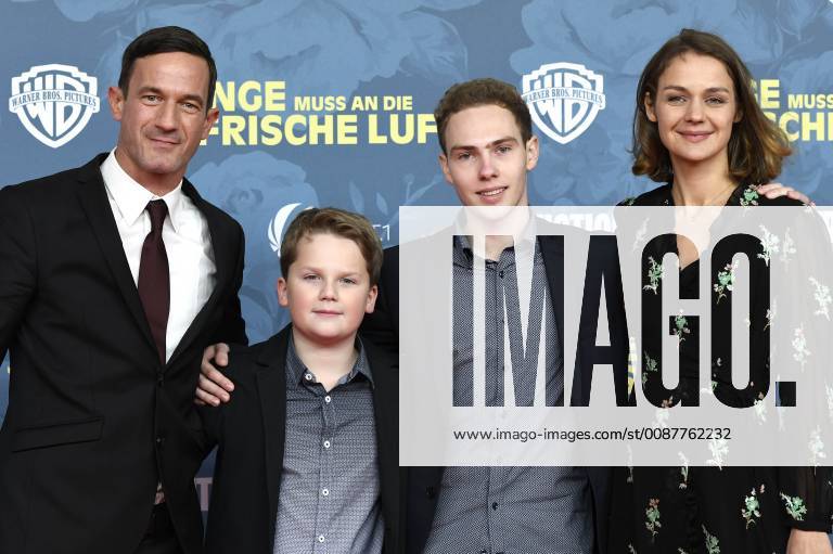 Soenke Moehring Julius Weckauf Jan Lindner Und Luise Heyer Bei Der Weltpremiere Des Kinofilms Der Ju