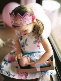 Girl opening presents during birthday, north Vancouver BC Canada model released Symbolfoto Copyright: KirillxBordon BOKI000310