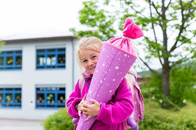  Schulkind am ersten Schultag mit Schultüte model released Symbolfoto  Copyright: xKzenonx Panthermedia14799825