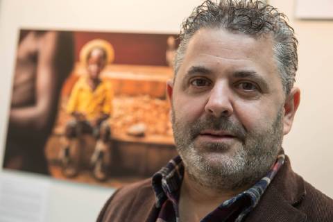 Entertainment Themen der Woche KW51 News Bilder des Tages Der spanische Fotograf Antonio Aragon Renuncio (Foto) wurde am Donnerstag (20.12.2018) in Berlin mit dem Preis UNICEF-Foto des Jahres ausgezeichnet. Er erhielt den Preis fuer sein Foto eines behinderten Jungen im afrikanischen Togo. Den zweiten Preis erhielt der aus Bangladesch stammende Fotograf Turjoy Chowdhury, der staatenlos geborene Babys in einem Fluechtlingscamp der aus Myanmar geflohenen Rohingya fotografierte. Die israelische Fotografin Rina Castelnuovo erhielt den dritten Preis fuer ihre Bilderreportage ueber einen palaestinensischen Jungen Mohammed, der an einer seltenen Autoimmunerkrankung leidet. (Siehe epd-Bericht vom 20.12.2018)