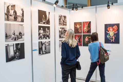 Der spanische Fotograf Antonio Aragon Renuncio wurde am Donnerstag (20.12.2018) in Berlin mit dem Preis UNICEF-Foto des Jahres ausgezeichnet. (Foto: Die Ausstellung UNICEF-Foto 2018 in den Raeumlichkeiten der Bundespressekonferenz). Er erhielt den Preis fuer sein Foto eines behinderten Jungen im afrikanischen Togo. Den zweiten Preis erhielt der aus Bangladesch stammende Fotograf Turjoy Chowdhury, der staatenlos geborene Babys in einem Fluechtlingscamp der aus Myanmar geflohenen Rohingya fotografierte. Die israelische Fotografin Rina Castelnuovo erhielt den dritten Preis fuer ihre Bilderreportage ueber einen palaestinensischen Jungen Mohammed, der an einer seltenen Autoimmunerkrankung leidet. (Siehe epd-Bericht vom 20.12.2018)